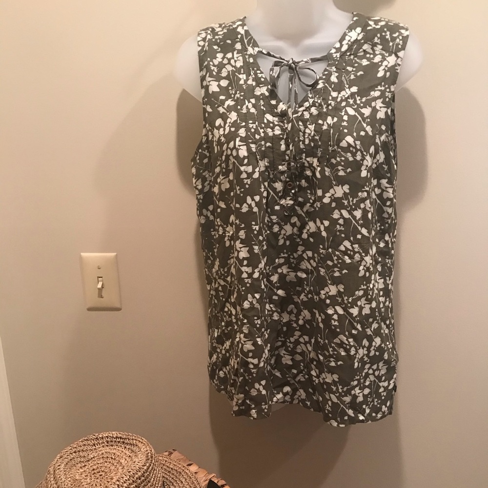 This is North Face Sleeveless Olive Green Top - S